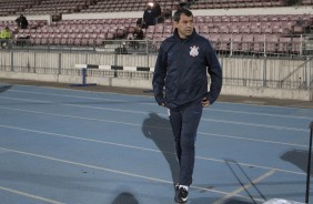 Carille observa aquecimento do elenco no estádio Nacional