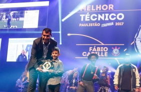 Fbio Carille, merecidamente, ganhou o prmio de melhor tcnico do Paulisto 2017