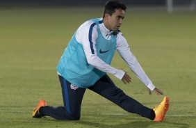 Jadson, de viso 3D segundo Tite, faz alongamento durante treino