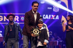 Sempre ao lado do filho, Fagner recebe o prêmio de melhor lateral direito do Paulistão 2017