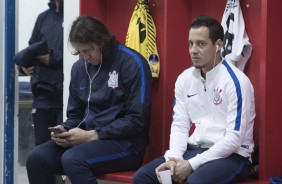 Cássio e Rodriguinho no vestiário do estádio Nacional para duelo contra a La U