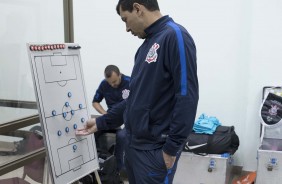Fábio Carille repassando a formação tática do time antes do duelo contra a La U, no Chile