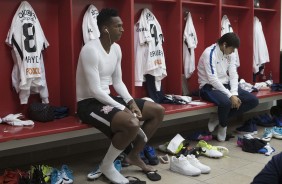 Jô e Romero no vestiário antes do jogo contra a La U, no estádio Nacional