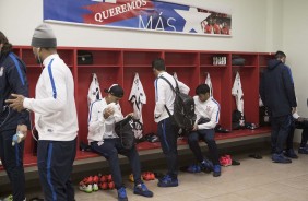 Jogadores aguardam início da partida contra o La U no estádio Nacional