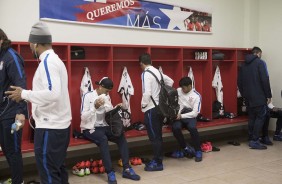 Jogadores aguardam incio da partida contra o La U no estdio Nacional