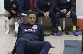 Jogadores aguardam início do jogo contra a La U, em Santiago do Chile