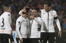 Balbuena e Gabriel cumprimentam Jadson pelo gol anotado contra La U, no Chile