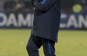 Carille com ar de preocupado à beira do gramado durante partida contra a La U, no Chile