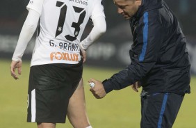 Guilherme Arana recebe atendimento na beira do campo durante duelo contra La U, no Chile