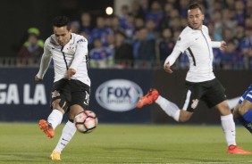 Jadson chuta uma bomba contra o gol da La U, durante partida pela Sul-Americana