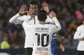 Jadson e Jô comemorando o gol contra a La U, no estádio Nacional pela Sul-Americana