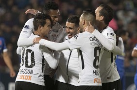 Jogadores comemoram o gol contra a La U, em Santiago do Chile