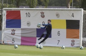 Enquanto isso, os goleiros do Timo realizaram uma atividade especfica em campo