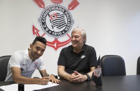 Clayson assinou quatro anos de contrato com o Corinthians