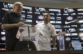 Empolgado, Clayson diz que joga em qualquer posio do meio para frente