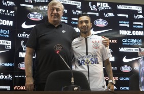 Flvio Adauto e Clayson durante coletiva de apresentao do jogador