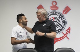 O atacante Clayson assinou contrato com o Timo e treinou nas dependncias do CT