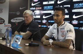 O jogador concedeu entrevista coletiva, ao lado do diretor de futebol Flvio Adauto