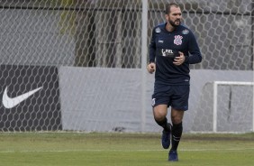 Se recuperando de lesão, Danilo correu ao redor do campo