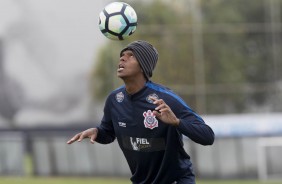 Jô equilibrando a bola no treino diferente dessa sexta