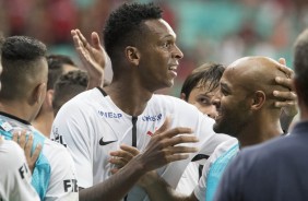 Jô comemora ao lado dos reservas o gol contra o Vitória