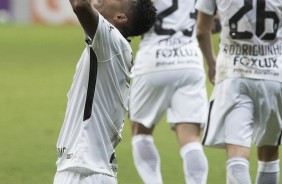 J comemora o nono marcado em sua volta para o Corinthians