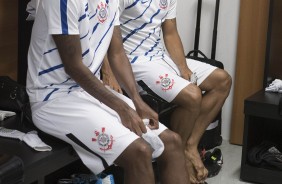 J e Fellipe Bastos no vestirio antes do jogo contra o Vitria, na Arena Fonte Nova