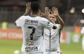 Jô e Marquinhos Gabriel comemorando o gol. O meia teve participação primordial no tento