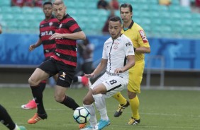 Maycon foi mais uma vez titular diante o Vitória, pelo Brasileirão