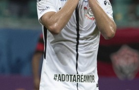 Maycon lamenta grande chance perdida contra o Vitória