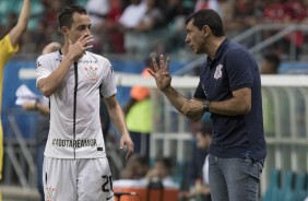 Rodriguinho recebe instruções do Fábio Carille durante jogo contra o Vitória
