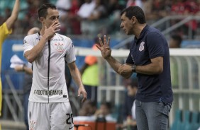 Rodriguinho recebe instrues do Fbio Carille durante jogo contra o Vitria