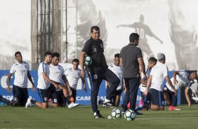Carille esboçou uma equipe titular durante o treino