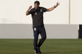 Fbio Carille dando orientaes no treino do Corinthians