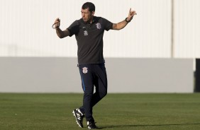 Fbio Carille dando orientaes no treino do Corinthians