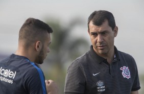 Fbio Carille em conversa com Maycon no treino do Corinthians