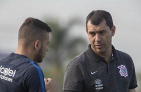Fábio Carille em conversa com Maycon no treino do Corinthians