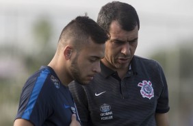 Fábio Carille em conversa com Maycon no treino do Corinthians