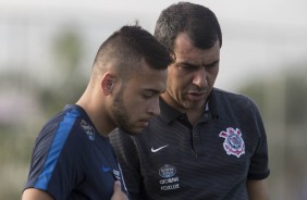 Fbio Carille em conversa com Maycon no treino do Corinthians