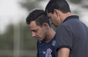 Fbio Carille em conversa com Rodriguinho no treino do Corinthians