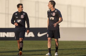 Jadson em conversa com Rodriguinho no treino do Corinthians