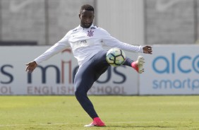 Mendoza no treino da manhã no CT após primeira vitória no Brasileirão