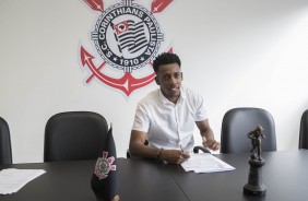 Moisés assinando novo contrato com o Corinthians