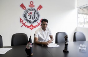 Moisés assinando novo contrato com o Corinthians