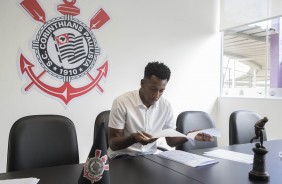Moisés assinando novo contrato com o Corinthians