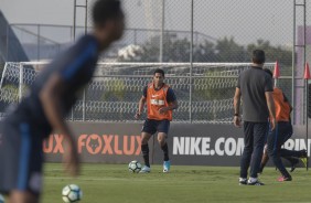 Pablo ao fundo se concentra em treino do Corinthians