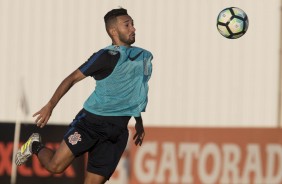 Recém chegado Clayson em ação no treino do Corinthians