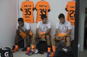 Zagueiro voltou ao Timão no 2º semestre de 2015; na imagem, conversa com Samuel e Marciel antes de jogo contra Ponte