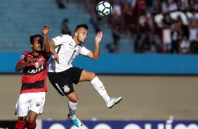 Maycom em jogada contra o Atltico-GO