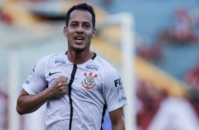 O meia Rodriguinho vem sendo o destaque do time e contra o Atltico-GO anotou mais um tento